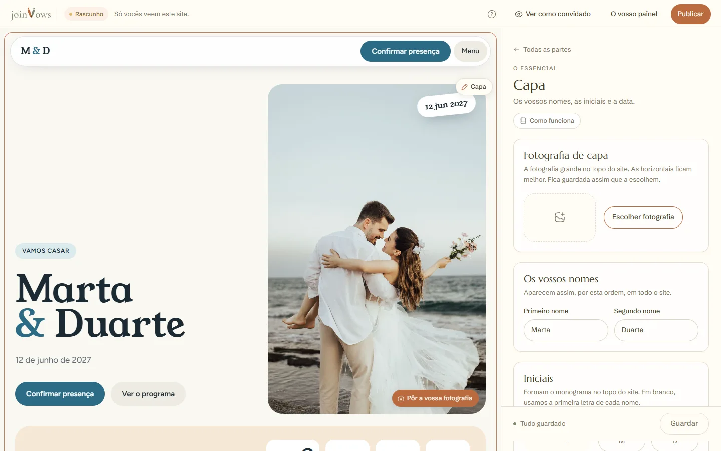 O painel da capa, com os nomes, as iniciais e a data