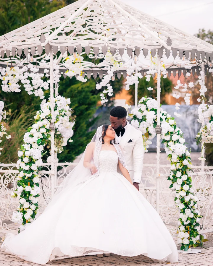 Os dois debaixo do coreto florido, com o vestido a rodar